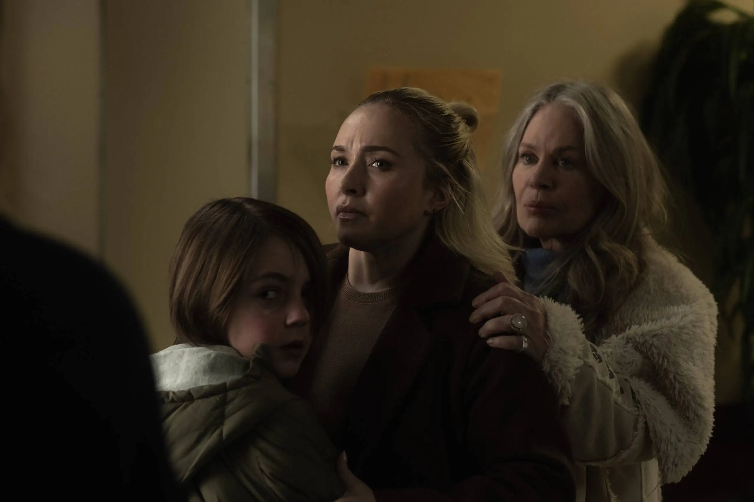 Sleepwalker still: Hayden Panettiere standing with Laird LaCoste and Beverly D'Angelo